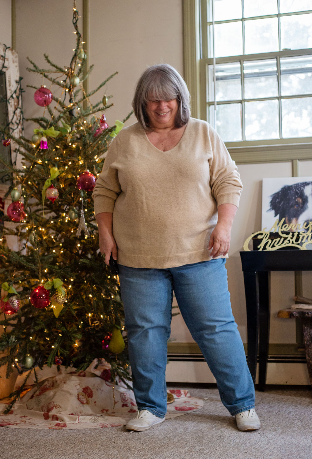 bettye wearing cream v-neck cashmere sweater in living room